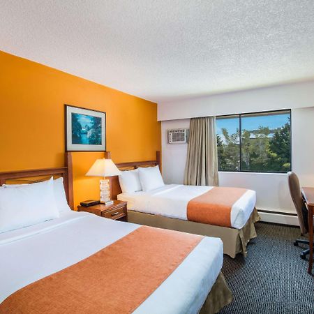 Howard Johnson Hotel By Wyndham Victoria Buitenkant foto