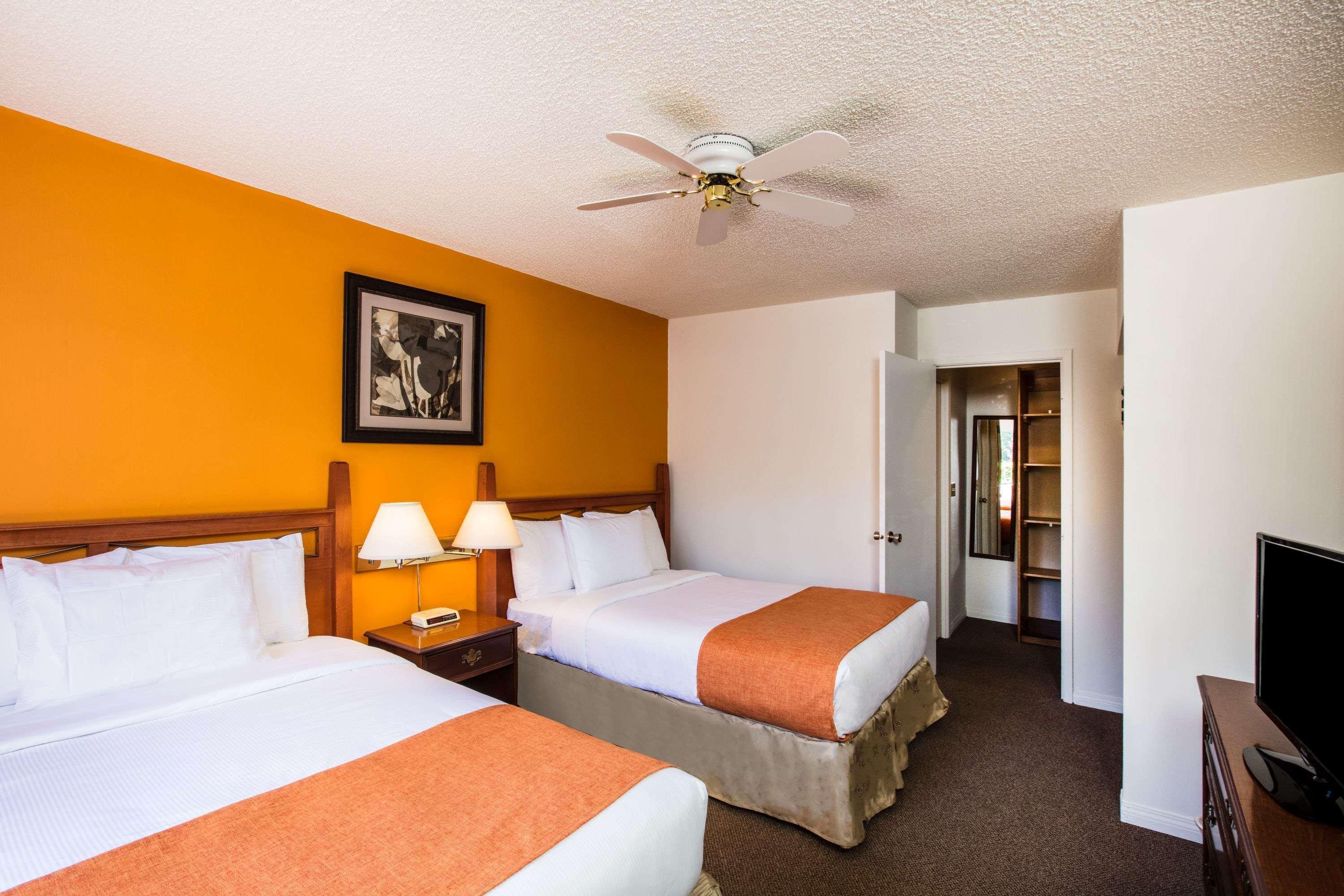 Howard Johnson Hotel By Wyndham Victoria Buitenkant foto