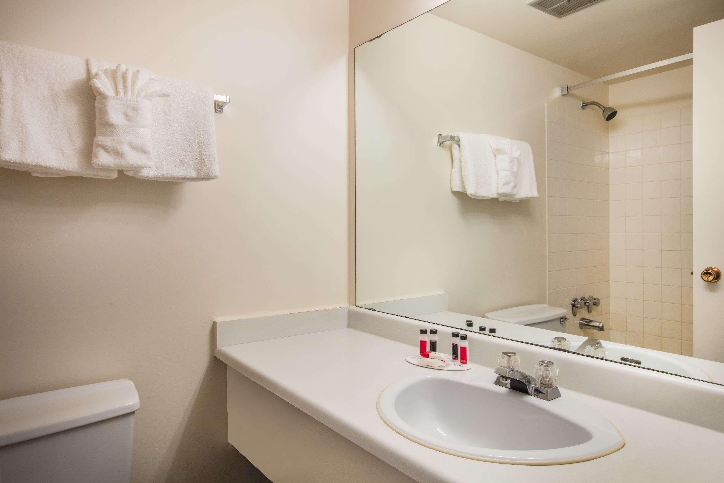 Howard Johnson Hotel By Wyndham Victoria Buitenkant foto