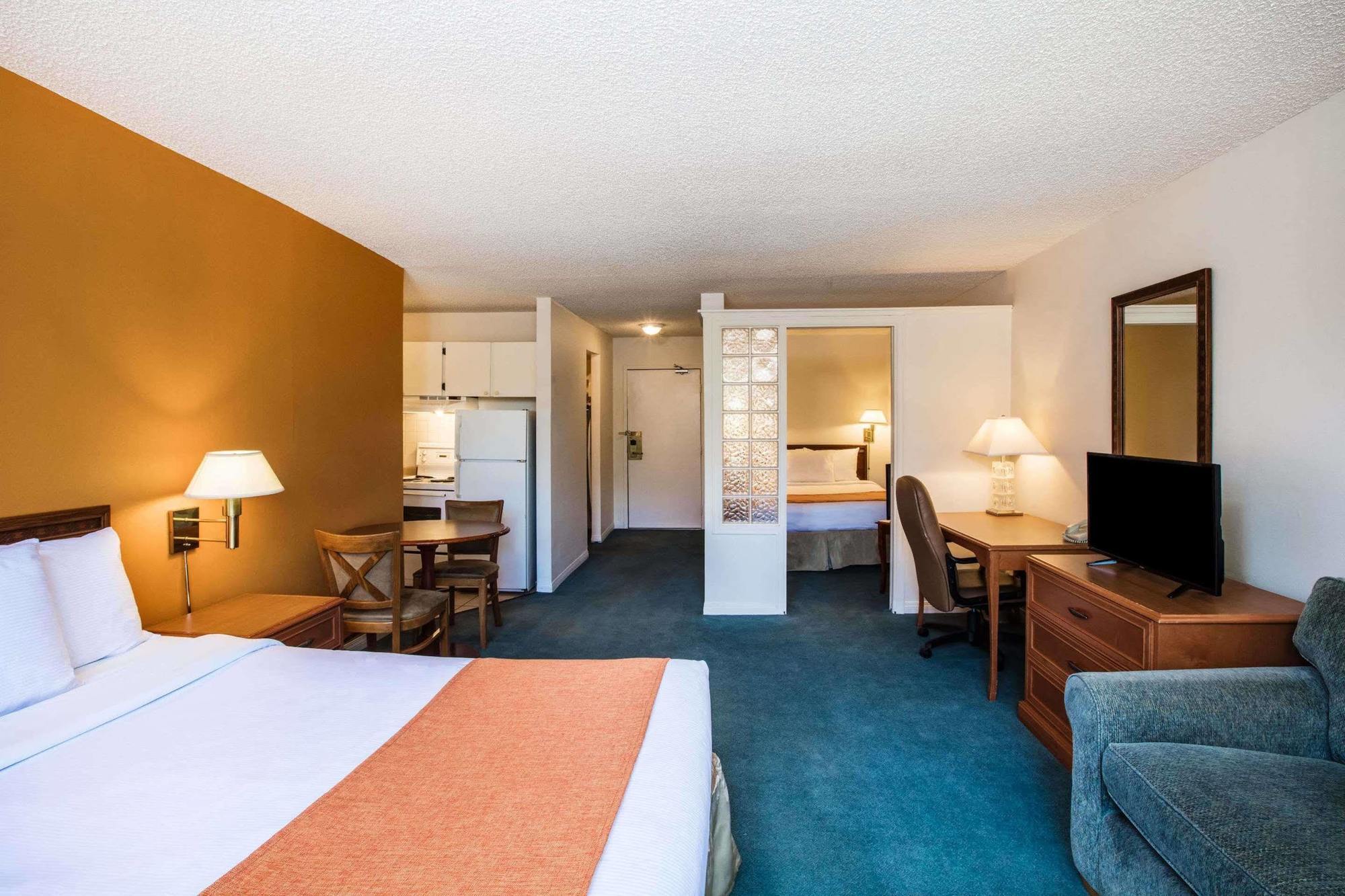 Howard Johnson Hotel By Wyndham Victoria Buitenkant foto